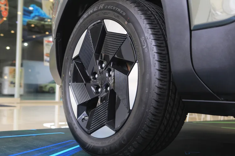 e Vitara採用18吋輪圈搭配225/55 R18輪胎配置，造型融入運動與機能風格，也呼應其偏向戶外取向的整體定位。林浩昇攝