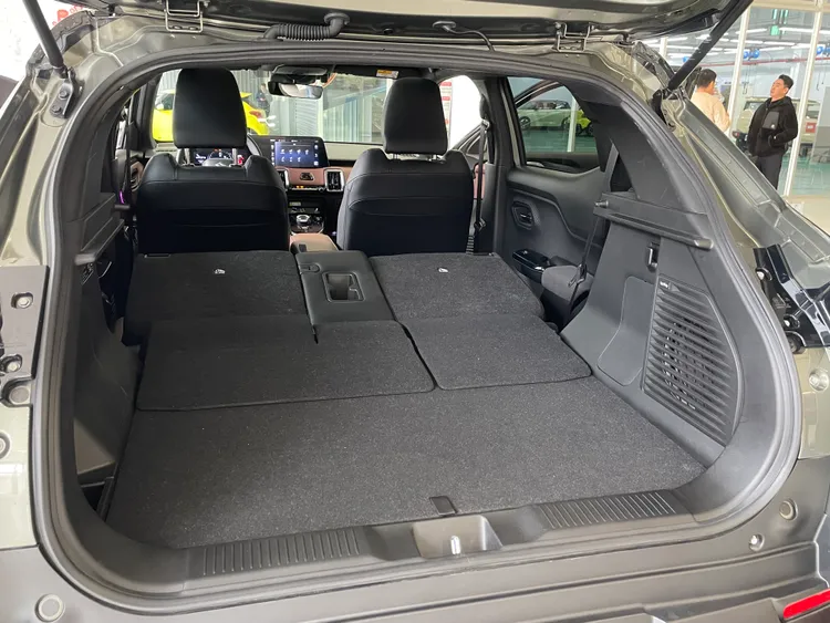 行李廂標準容積，透過可滑移的後排座椅，可在238~306公升之間調整，將後座放倒之後也有不俗的胃納量及置物平整度。林浩昇攝