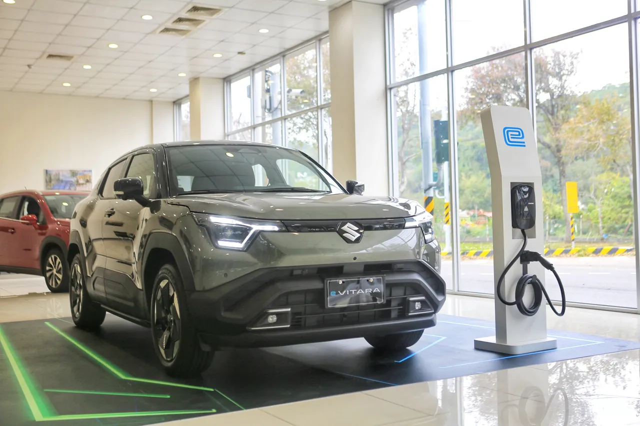 Suzuki e Vitara外观融入更多户外取向元素，线条俐落、风格硬朗，展现品牌首款纯电休旅的新世代设计方向。林浩升摄