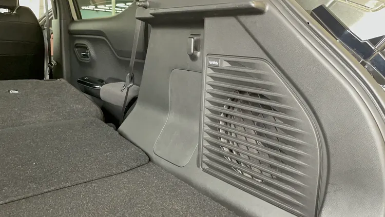 尾廂側邊也可見到8.1聲道Infinity音響的重低音系統。林浩昇攝