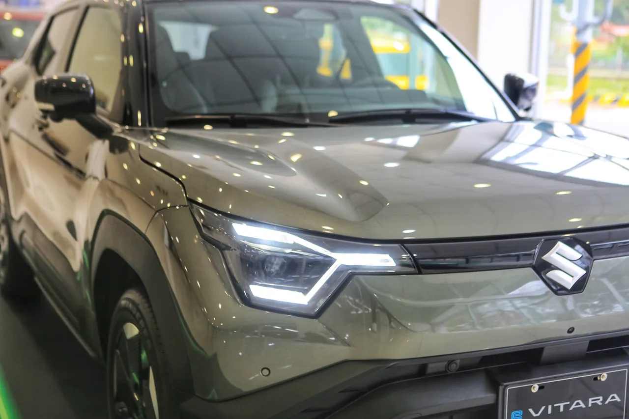 e Vitara倒「Y」字型的LED日行灯，让头灯成为车头视觉焦点之一，在现场观看更能感受到其造型张力与辨识度。林浩升摄