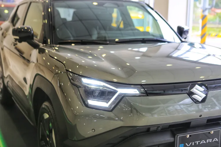 e Vitara倒「Y」字型的LED日行燈，讓頭燈成為車頭視覺焦點之一，在現場觀看更能感受到其造型張力與辨識度。林浩昇攝