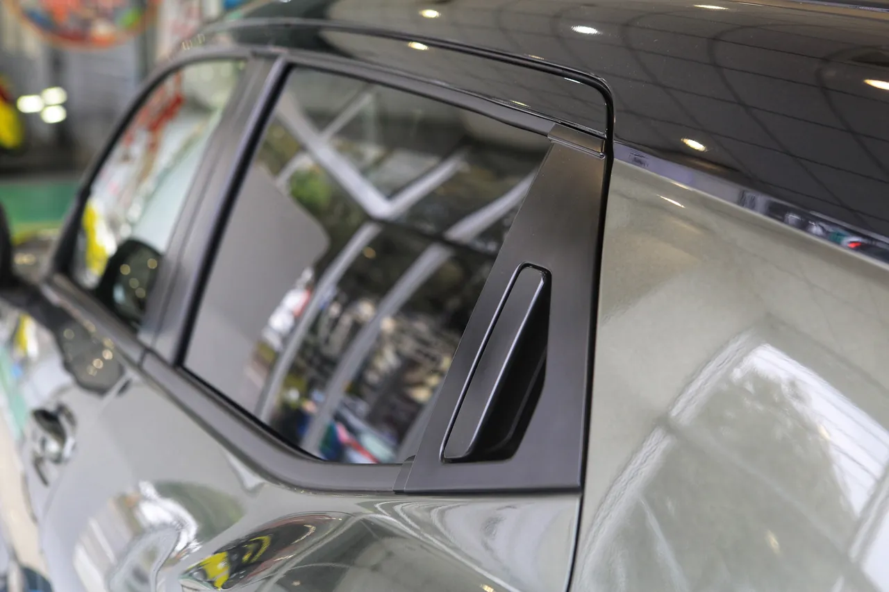 后车门采用隐藏式把手设计，让车体能忠实呈现e Vitara营造的肌肉线条。林浩升摄