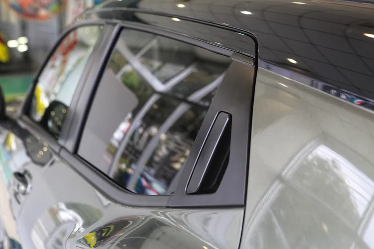 後車門採用隱藏式把手設計，讓車體能忠實呈現e Vitara營造的肌肉線條。林浩昇攝