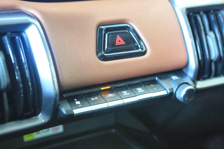 恆溫空調採用操作直覺的實體按鍵，音響音量則以旋鈕來呈現。林浩昇攝