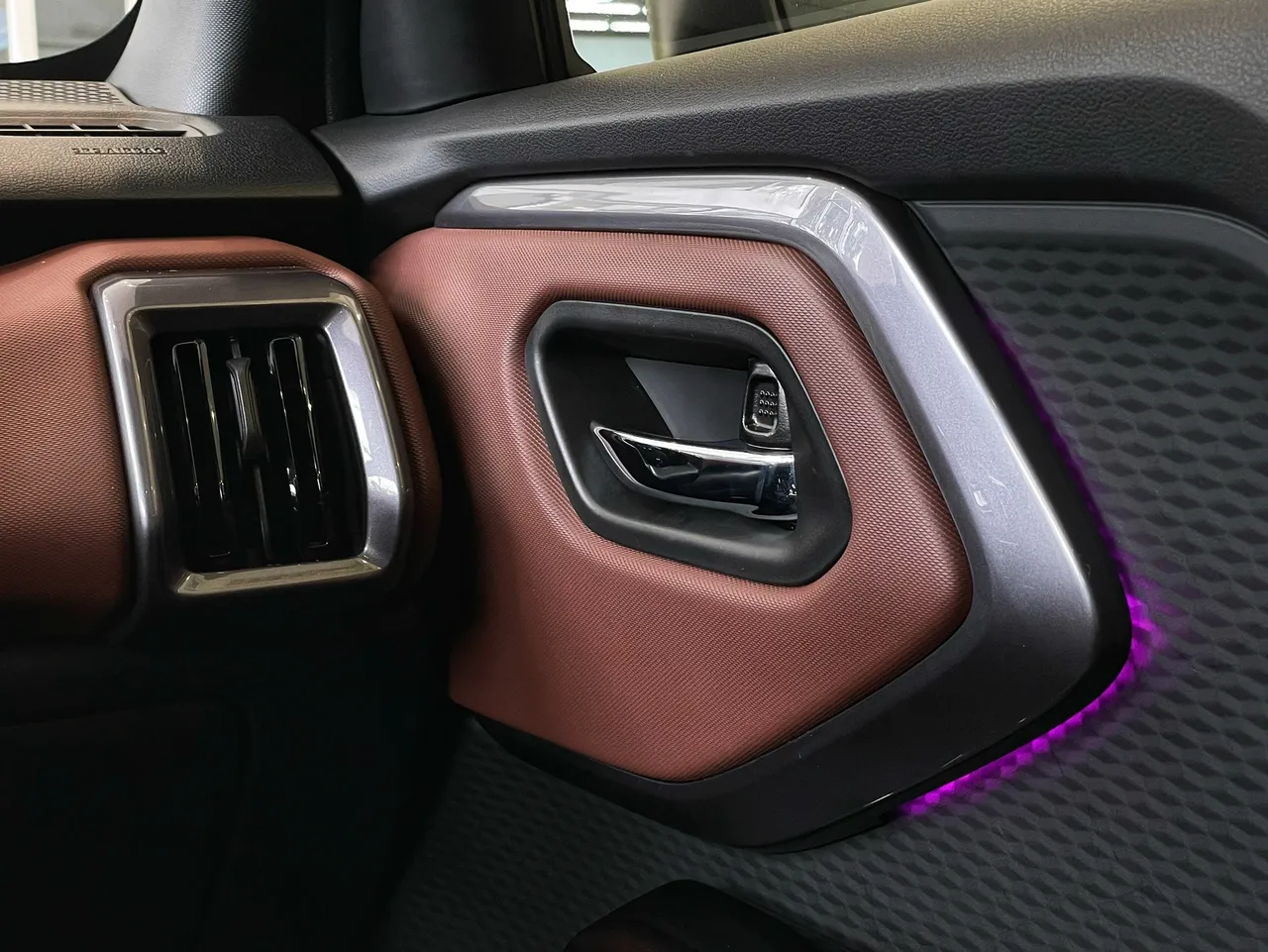 门板设计也相当有质感，全车系并且标准配备可切换12种色调的渐层氛围灯。林浩升摄