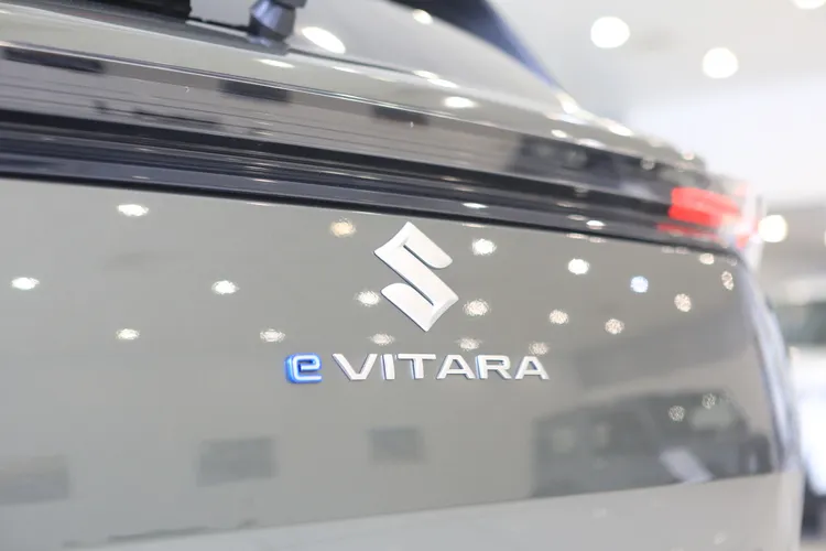 尾門中央e Vitara車型字樣，e特別以金屬藍表達新能源車的身分。林浩昇攝