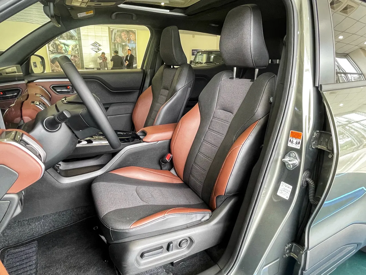 驾驶座采用织布搭配皮革复合材质包覆，双色调视觉上带来精品般的氛围，另外全车系也标配双前座加热、10向电调驾驶座、大面积天窗。林浩升摄