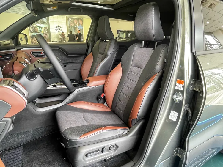 駕駛座採用織布搭配皮革複合材質包覆，雙色調視覺上帶來精品般的氛圍，另外全車系也標配雙前座加熱、10向電調駕駛座、大面積天窗。林浩昇攝