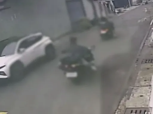 小巷内机车竞速！不戴安全帽还倒坐　警方调阅监视器要让屁孩后悔