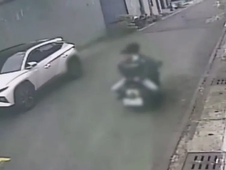 4部機車在小巷內競速，不戴安全帽還倒坐。翻攝畫面