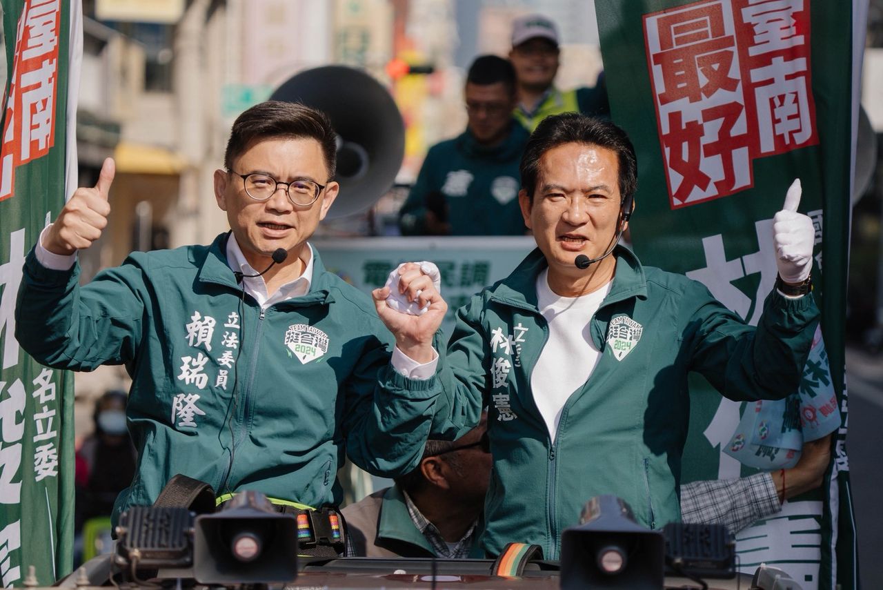 賴瑞隆送黃色小鴨!林俊憲感動「想起15年前三隻小豬計畫」