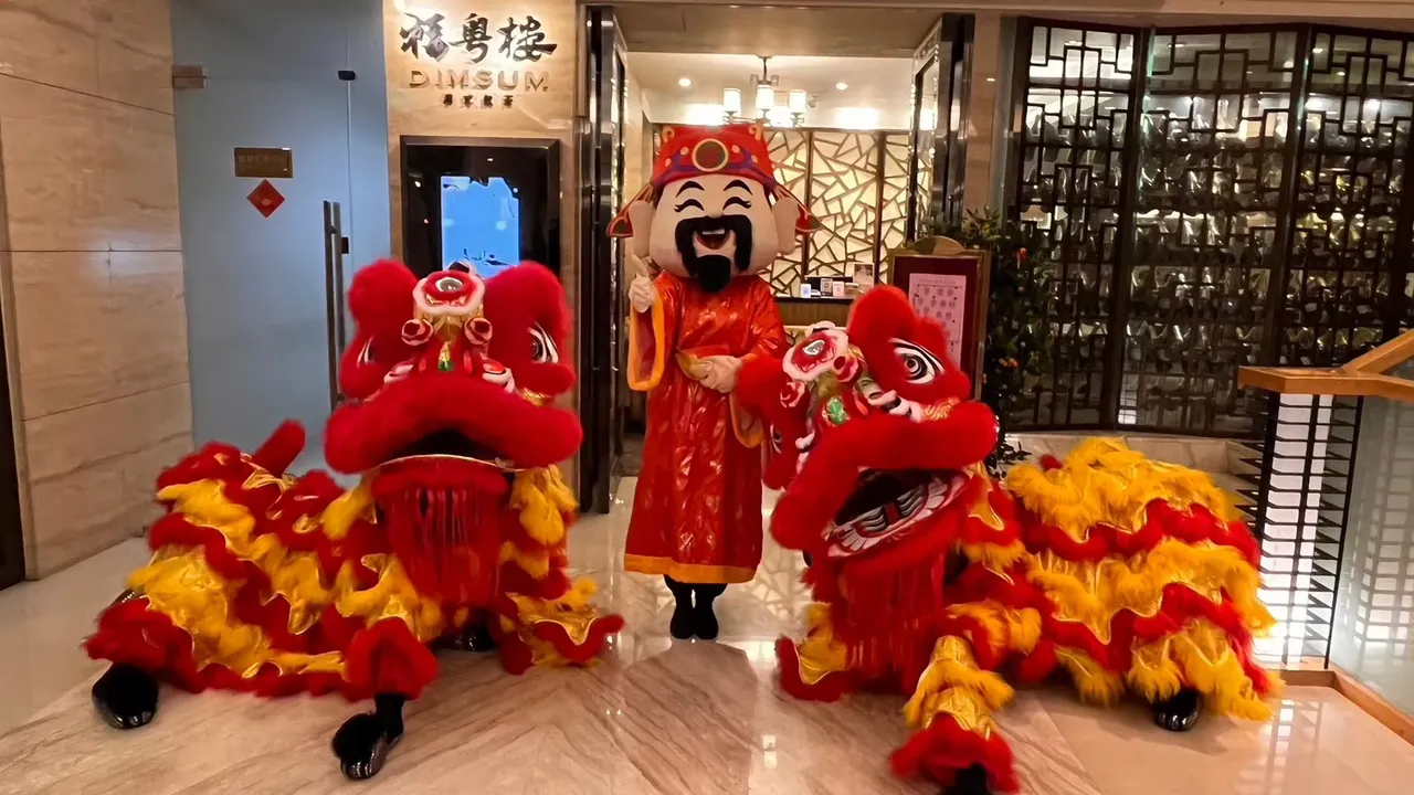 春節期間更安排舞獅鼓陣、財神爺與魔術師開運演出，搭配精緻中式美饌，熱鬧迎新。業者提供