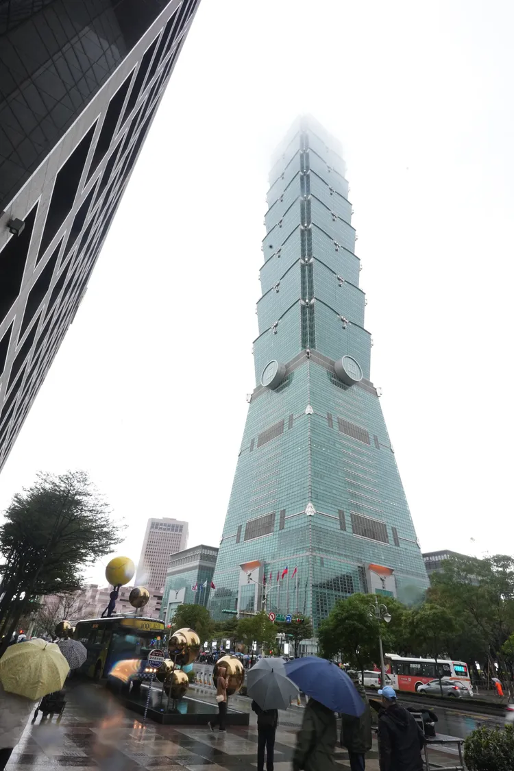 因天候不佳，艾力克斯霍諾德赤手攀爬101改到1月25日早上9點舉行。彭欣偉攝