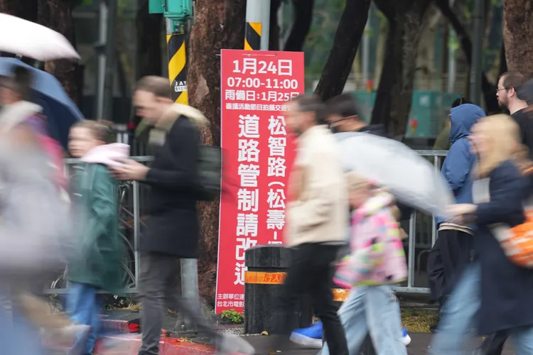 艾力克斯霍諾德攀爬的信義路和松智路交叉側，進行道路交管。彭欣偉攝