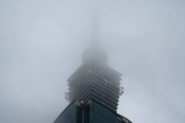 現場下起雨，101頂端被雲霧圍繞。彭欣偉攝