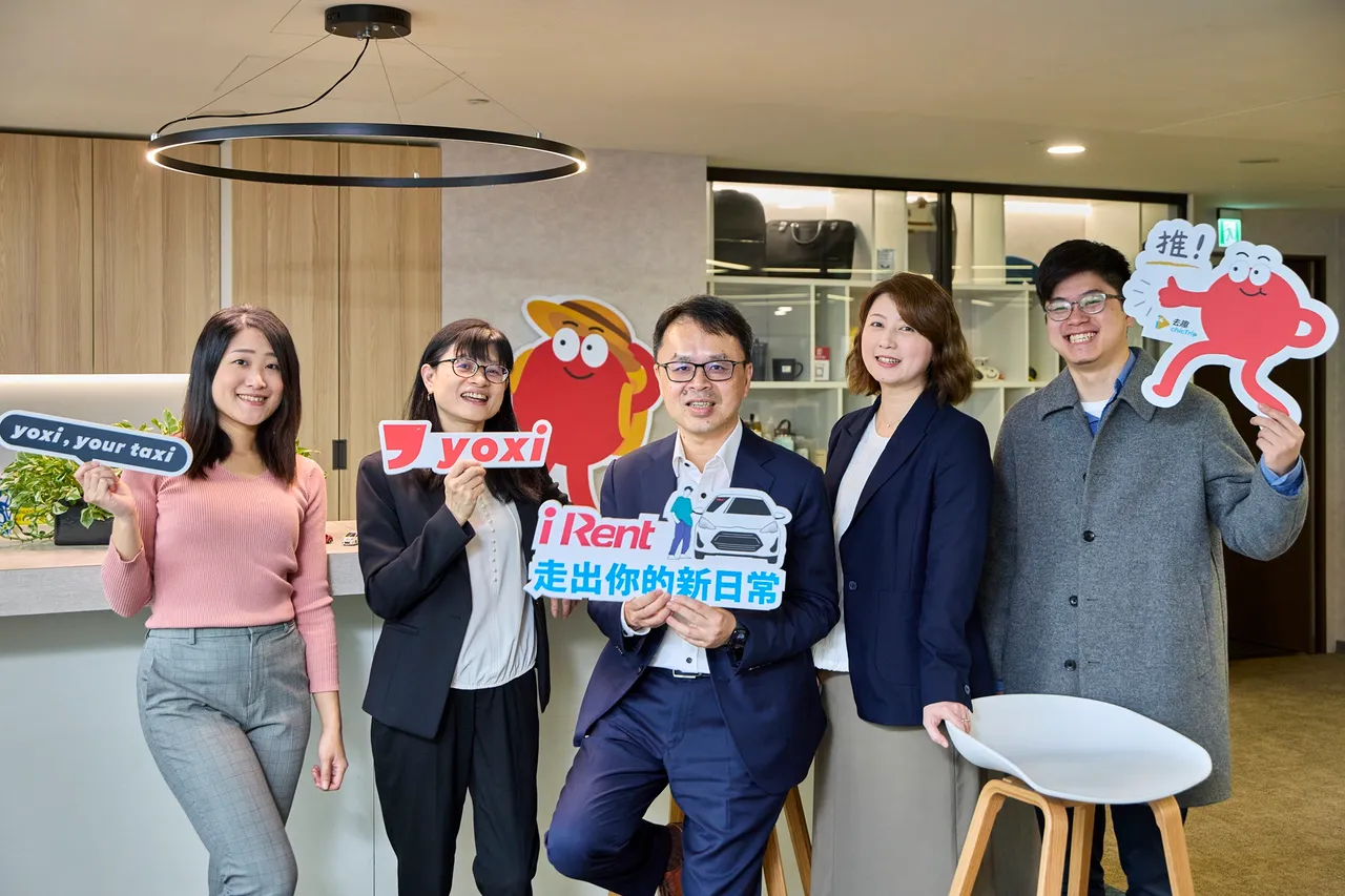 和泰汽車打造多元移動服務，透過數據與AI應用，強化會員服務及優化營運流程。  （中：MaaS先進策略本部本部長韓志剛，右二：數位應用部部長謝琴韻，左二：資訊部部長范玉琴。商業周刊提供