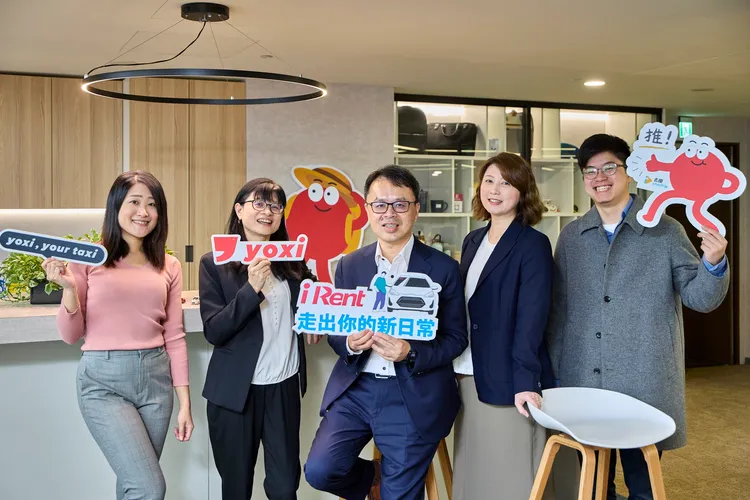 和泰汽車打造多元移動服務，透過數據與AI應用，強化會員服務及優化營運流程。  （中：MaaS先進策略本部本部長韓志剛，右二：數位應用部部長謝琴韻，左二：資訊部部長范玉琴。商業周刊提供