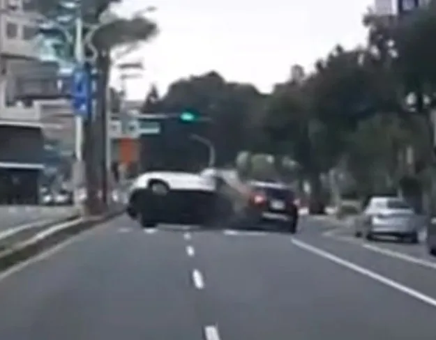 小客車擦撞前車翻覆。翻攝畫面