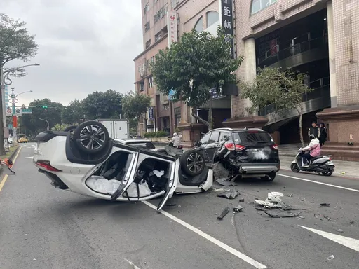 疑变换车道不慎！小客车擦撞4车翻滚2圈　惊险画面曝光