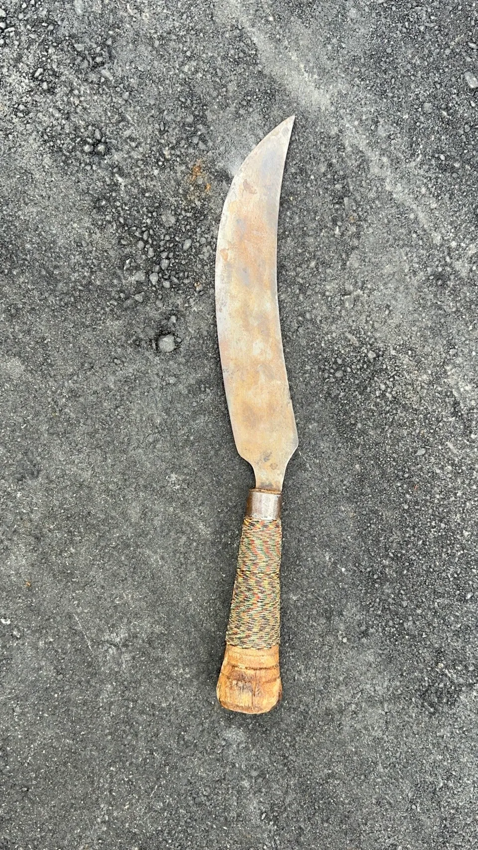 警方查扣胡男洗劫被害人财物的短刀。警方提供