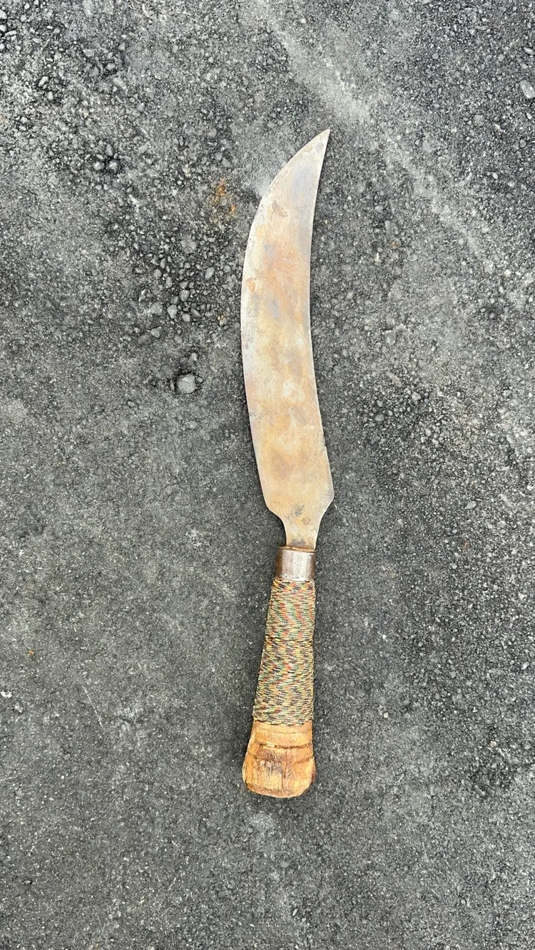 警方查扣胡男洗劫被害人財物的短刀。警方提供