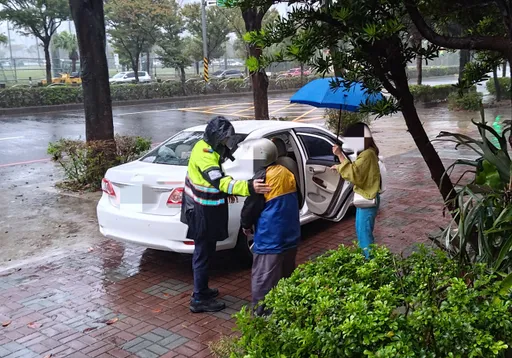 89歲失智翁騎車外出雨中迷途　壢警即時尋回助返家