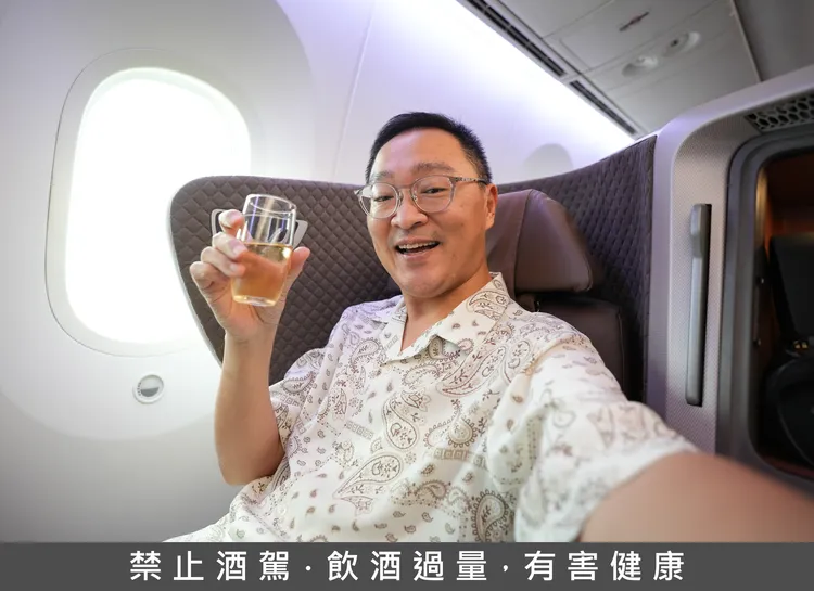 用法國年份香檳開啟愉快飛行。田欣雲攝