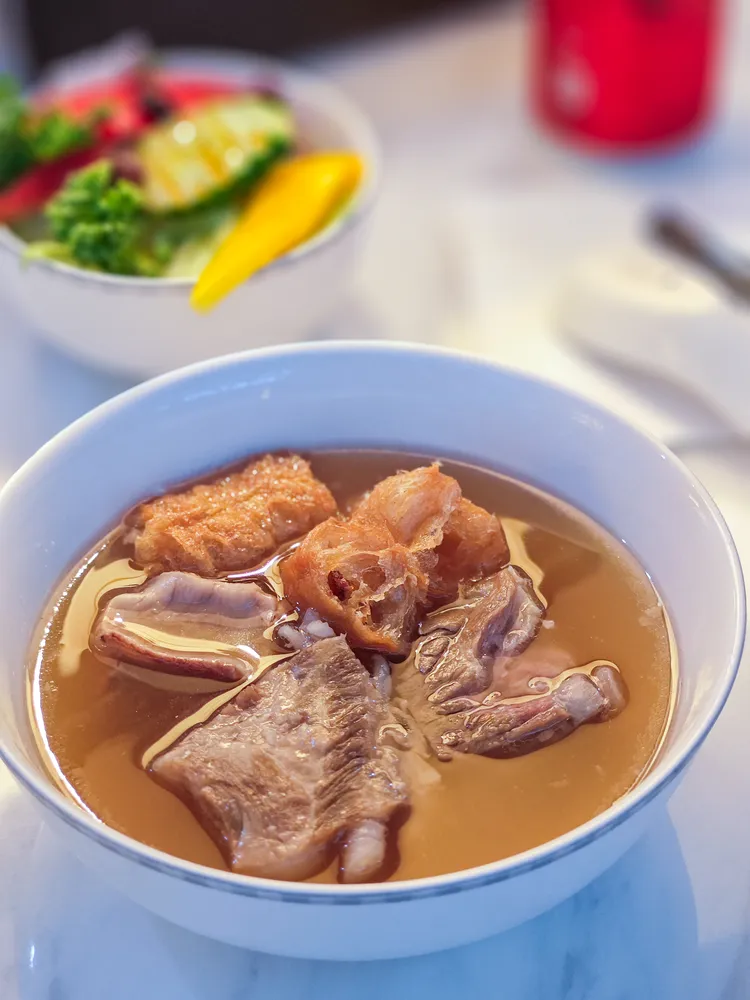 貴賓室的肉骨茶令人垂涎。田欣雲攝