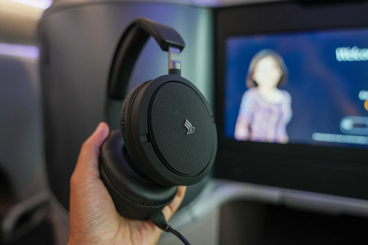 商務艙提供降噪耳機，欣賞影片更加分。田欣雲攝