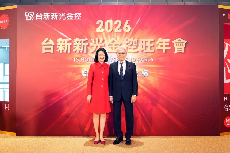 台新新光金控今(17)日舉辦合併後首場旺年會，圖中董事長吳東亮(右)與夫人彭雪芬(左)。台新新光金控提供