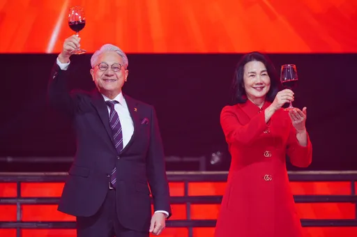 新新併後首度旺年會1.8萬員工規模最大　吳東亮加碼300萬總獎金2500萬