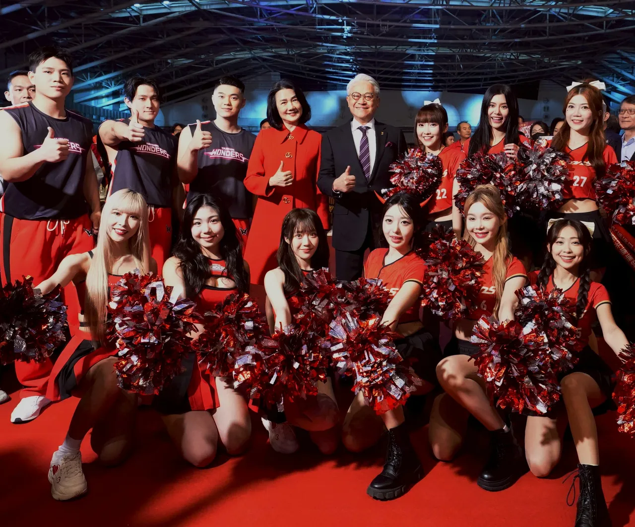 台新新光金控今(17)舉辦合併後首場旺年會，包下南港展覽館一館1樓及4樓，席開超過1,800桌，熱鬧非凡。董事長吳東亮(後排右四)與夫人彭雪芬(後排左四)一同出席，期勉全體員工攜手同行，共創新局。台新新光金控提供