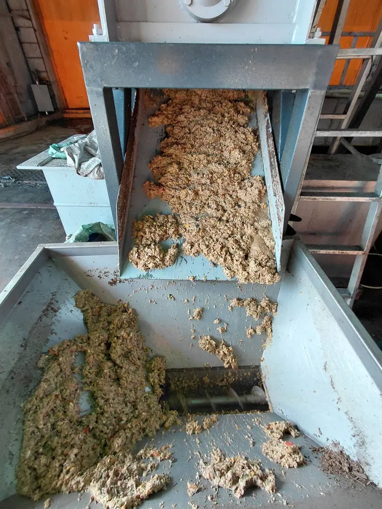 經破碎脫水程序後的廚餘。市府提供