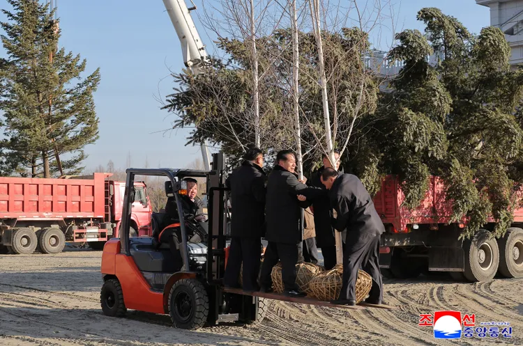 金正恩親自操作推土機，代表對紀念館的重視。路透社