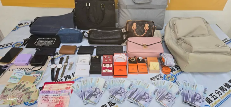 警五分局偵查隊循線上門逮人，起出名牌精品、現金等贓證物。民眾提供