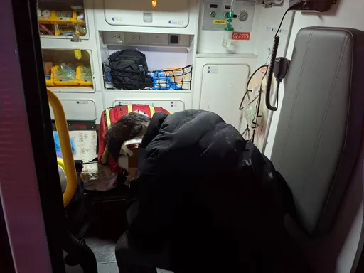 疑债务纠纷　2男当街逞凶伤人