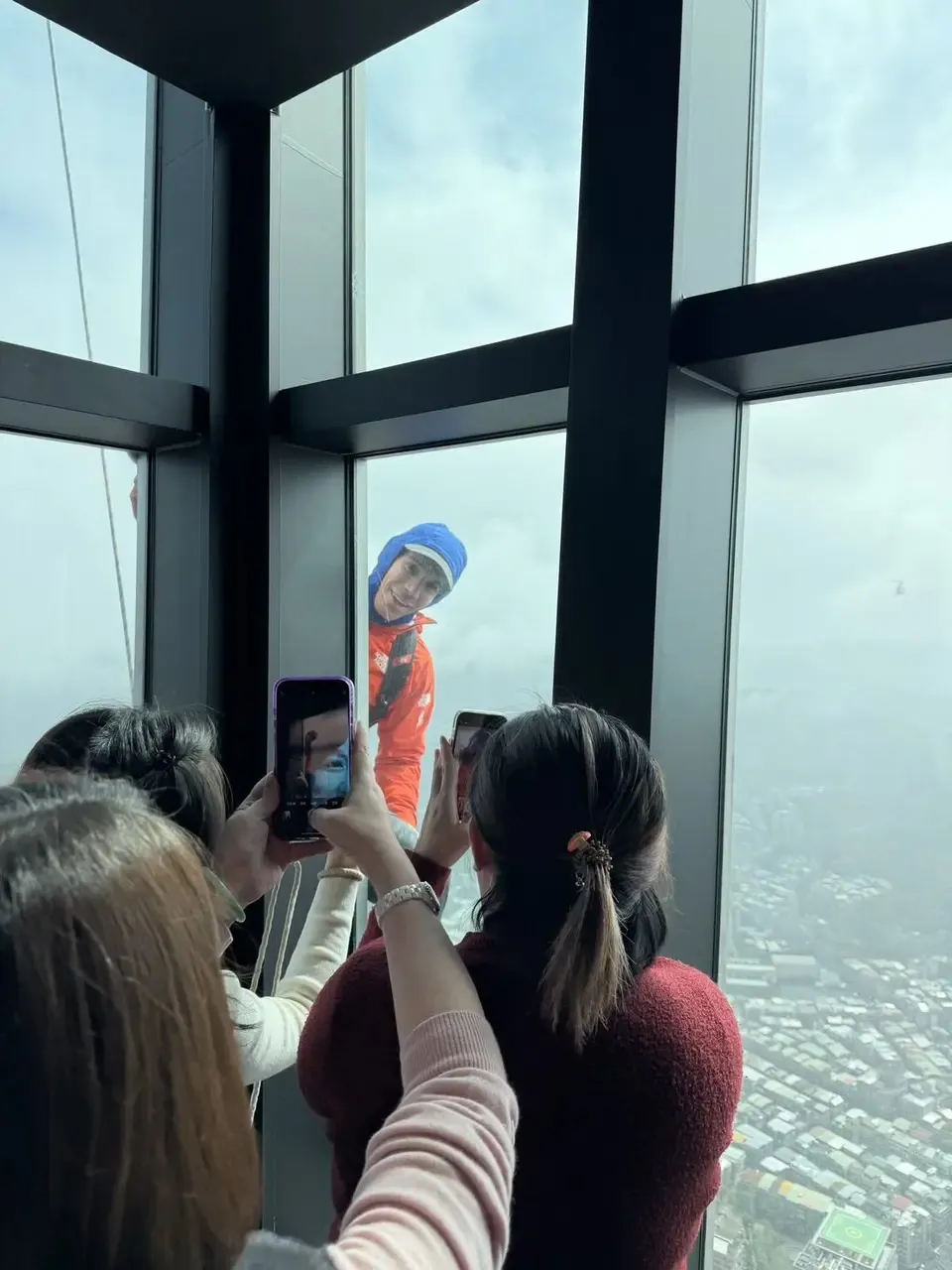 霍諾德練爬101巧遇89樓尾牙。翻攝自臉書Polly Hsu