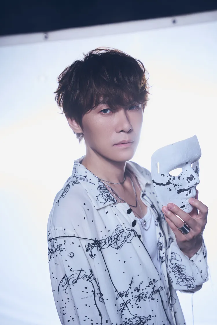 主唱小王子飾演旁觀者，卻一直想試試高空倒掛。植光土壤音創提供