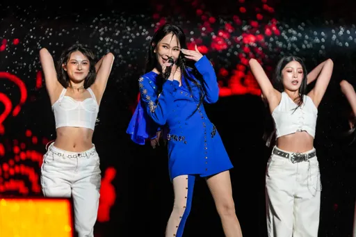 温岚跨年秀遭雨袭！湿透了嗨喊：遇水则发　小乐超大胸肌吸睛