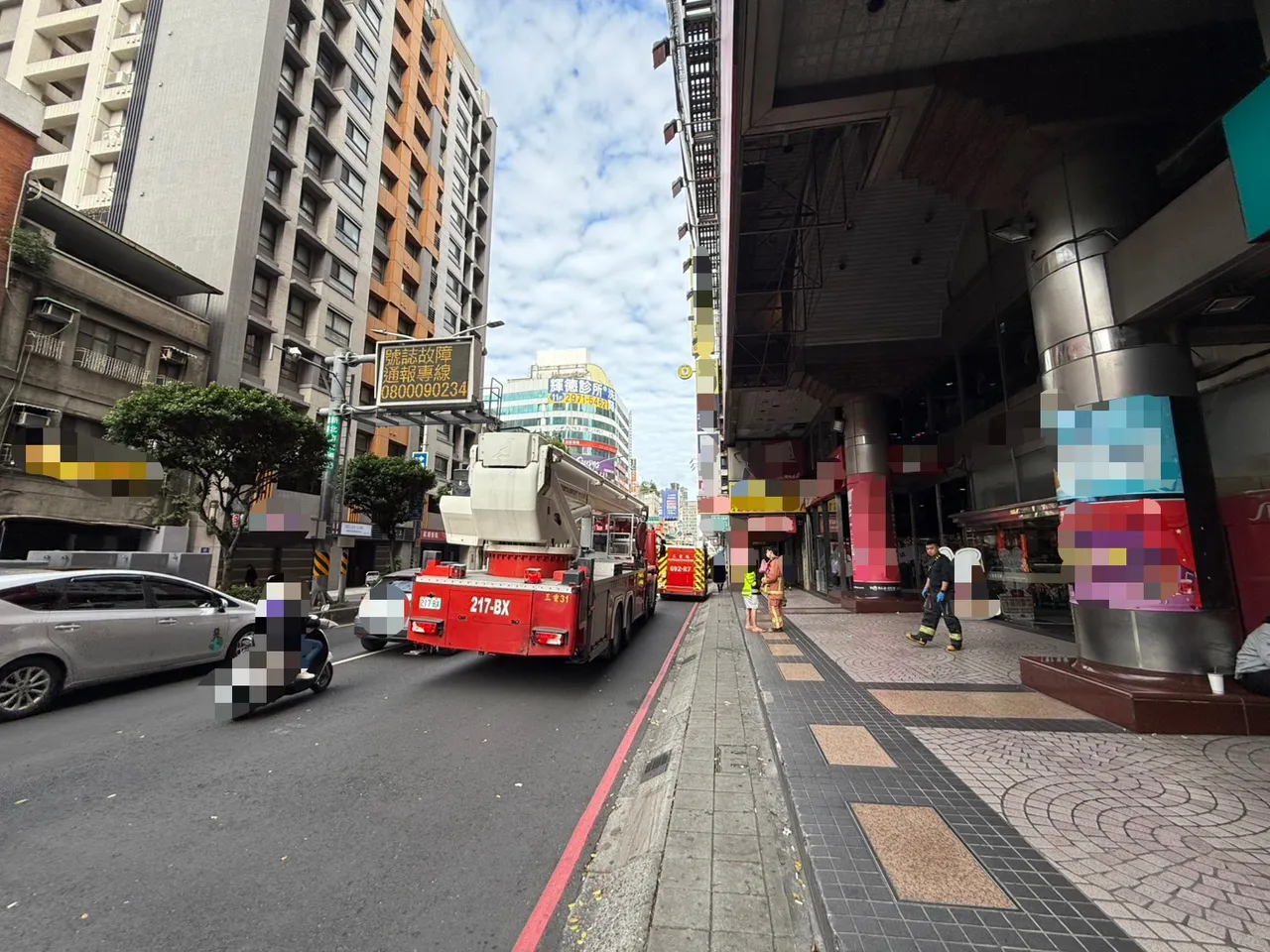 警消緊急將墜樓男子送醫。翻攝畫面