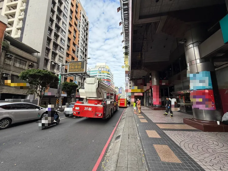 警消緊急將墜樓男子送醫。翻攝畫面