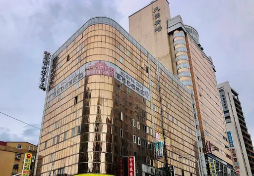 三重天台廣場男子墜樓　18樓跌落9樓露臺命危送醫