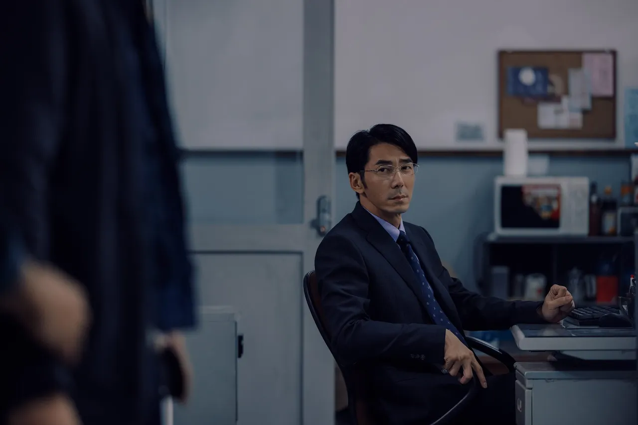 鄭伊健的魅力李李仁也沉淪。Netflix提供