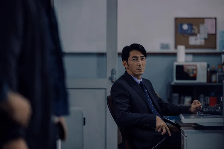 鄭伊健的魅力李李仁也沉淪。Netflix提供