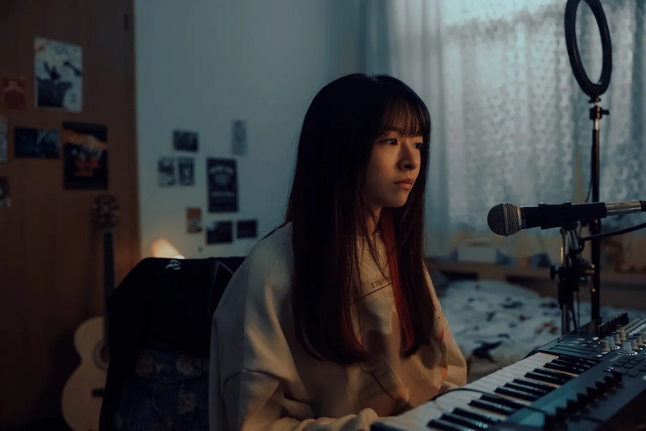 陳姸霏飾演鄭伊健女兒。Netflix提供