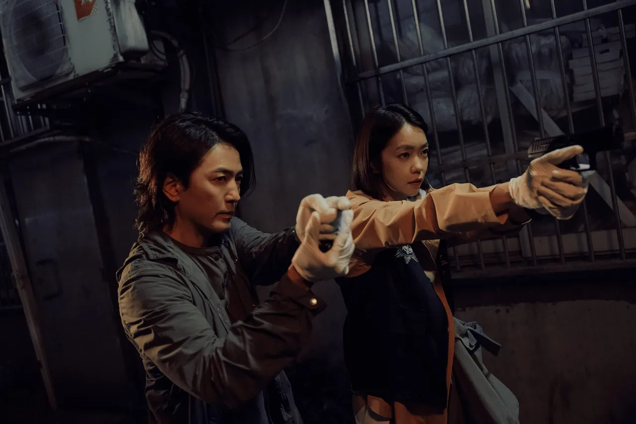 李霈瑜（右）與偶像鄭伊健聯手偵破連環殺人案。Netflix提供