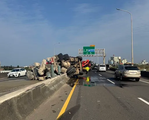 疑駕駛恍神！　台61大園段水泥預拌車撞分隔島翻覆釀1傷