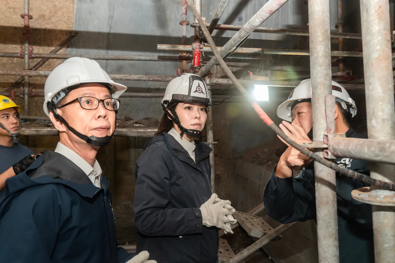 高虹安市長視察汽輪發電機更新進度。新竹市府提供