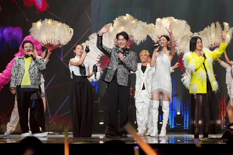 羅時豐（左）和李千娜合唱。三立提供